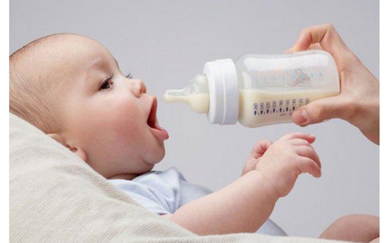 Tăng lượng sữa và cữ bú để bủ nước đối với trẻ sơ sinh