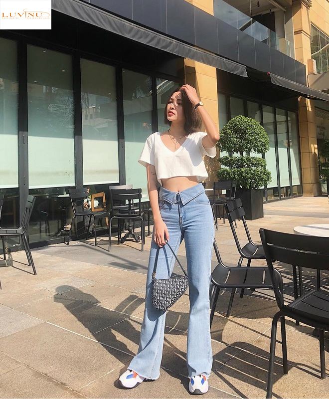 Áo crop-top kết hợp với quần ống rộng hoặc chân váy ngắn