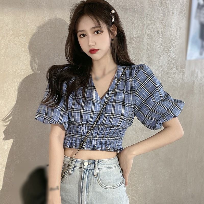 Áo crop top kết hợp quần jean hoặc váy