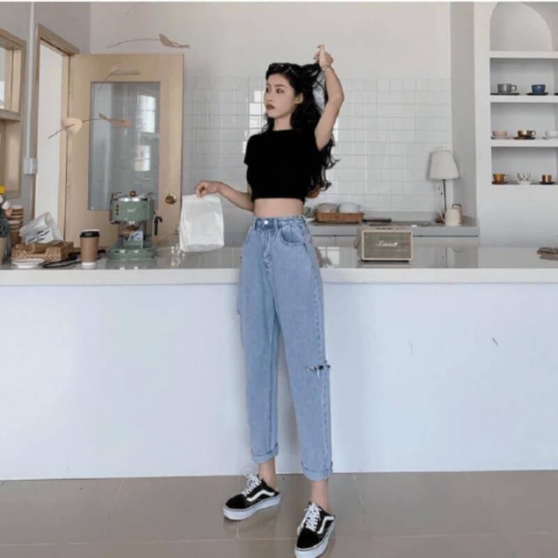 Áo croptop với jean rách