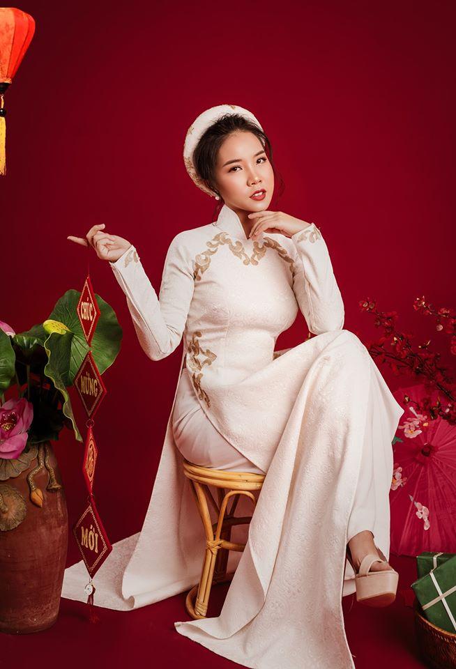 Áo dài cưới là một trong những biểu tượng văn hóa đặc trưng của Việt Nam. Với thiết kế trang nhã và tinh tế, áo dài cưới sẽ giúp bạn trở nên lộng lẫy và đẳng cấp trong ngày cưới của mình. Đến với chúng tôi để có thể thuê được một bộ áo dài cưới hoàn hảo nhất cho ngày trọng đại của bạn.
