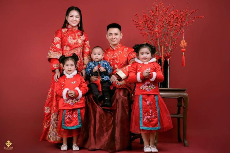 Top studio chụp ảnh gia đình đẹp tại Thanh Hóa là một điểm đến hoàn hảo cho tất cả các gia đình muốn lưu giữ những khoảnh khắc đẹp nhất của mình. Với không gian sang trọng, tận tình hỗ trợ và êm ái, bạn sẽ không thể tìm thấy một nơi nào tốt hơn để có những bức ảnh đẹp nhất.