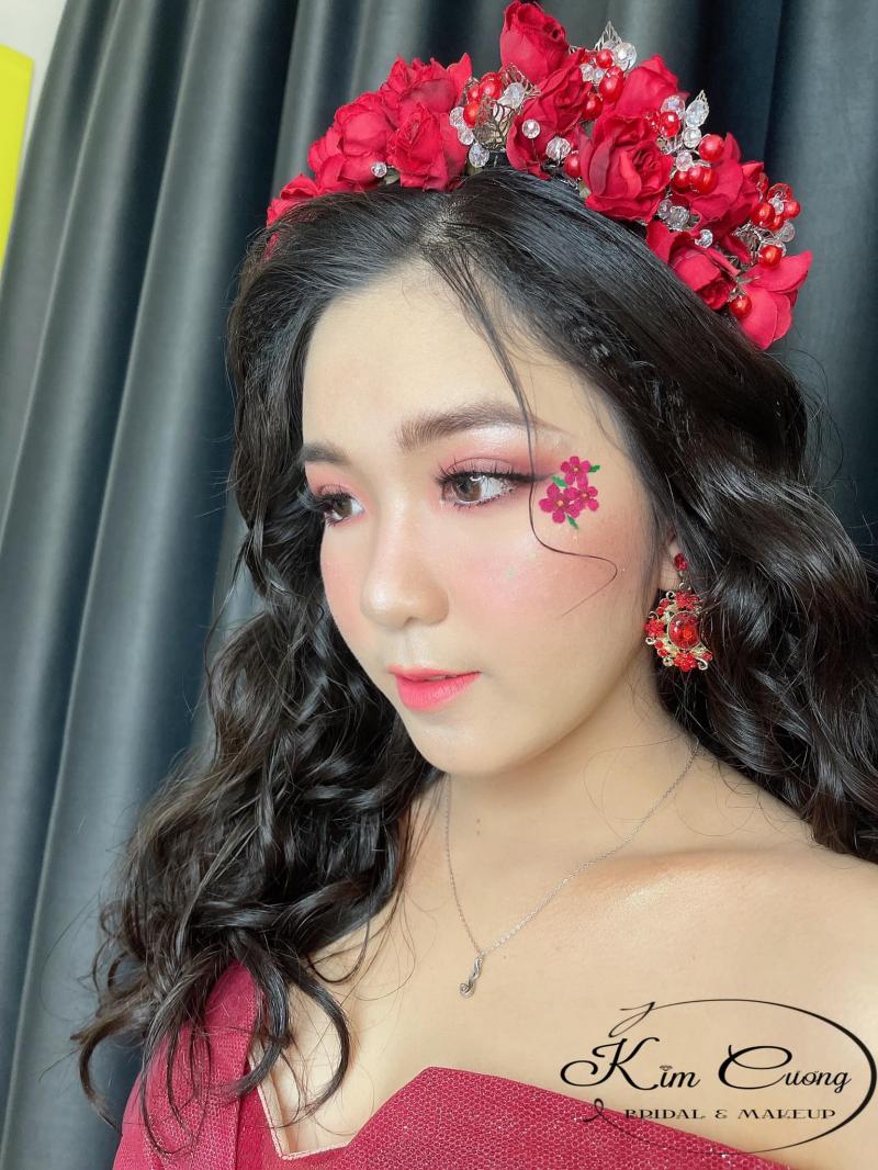 Áo cưới Kim Cương luôn tỉ mỉ trong từng công đoạn makeup