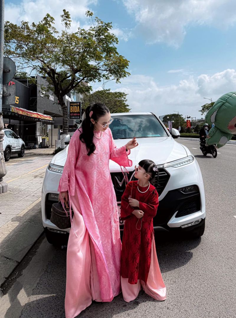 Áo dài cho bé trong BST Tết của Nắng