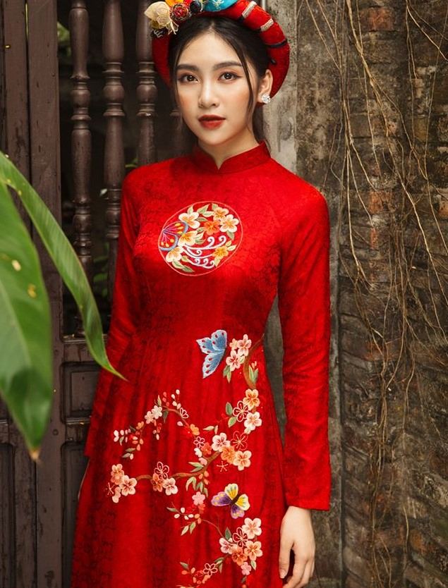 Cách thêu hoa trên áo dài đã trở thành một nghệ thuật của người Việt Nam. Bức ảnh liên quan cho thấy một chiếc áo dài được thêu hoa cầu kỳ, đem lại vẻ đẹp quyến rũ, thơ mộng.