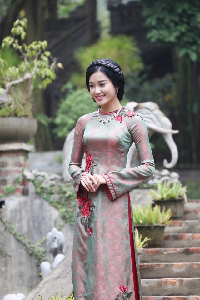 A pair of beautiful wedding dresses at Tien Ao Dai