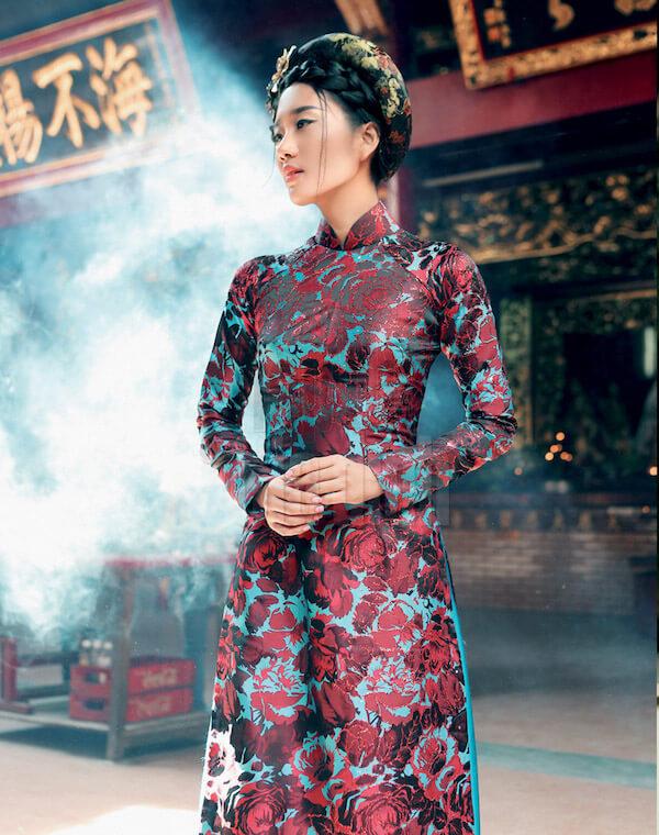 Bậc vua chúa triều đình Việt Nam rất chuộng kiểu áo dài may từ các loại gấm này bởi chúng giúp thể hiện sự sang trọng và quý phái cho người mặc