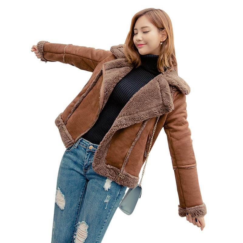 Áo jacket da lộn cùng quần jeans