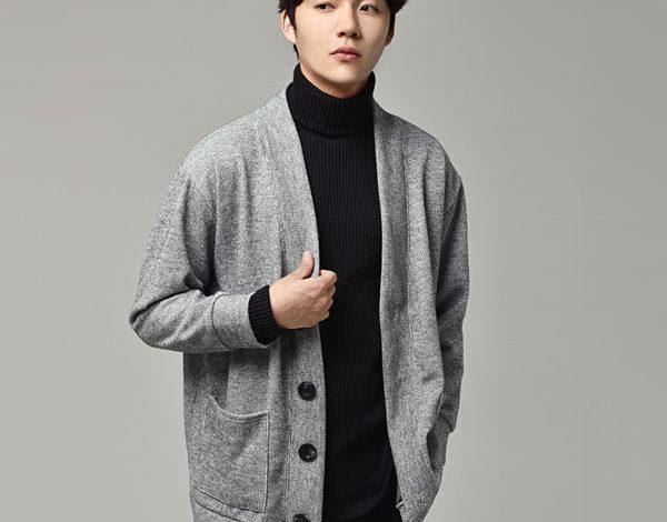 Áo len cổ lọ phối với cardigan nam