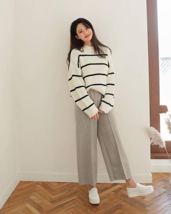 Phối áo sweater và quần ống rộng