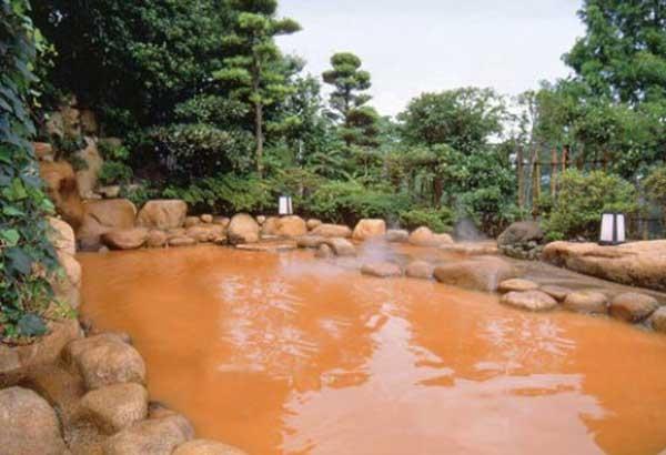 Suối nước nóng Arima Onsen với dòng nước màu nâu đặc trưng