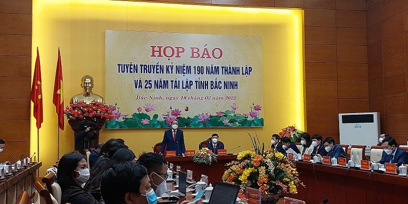 Ông Nguyễn Quốc Chung, Phó Bí thư Thường trực Tỉnh ủy, Chủ tịch HĐND tỉnh, Trưởng ban tổ chức lễ kỷ niệm 190 năm thành lập và 25 năm tái lập tỉnh Bắc Ninh phát biểu tại buổi họp báo