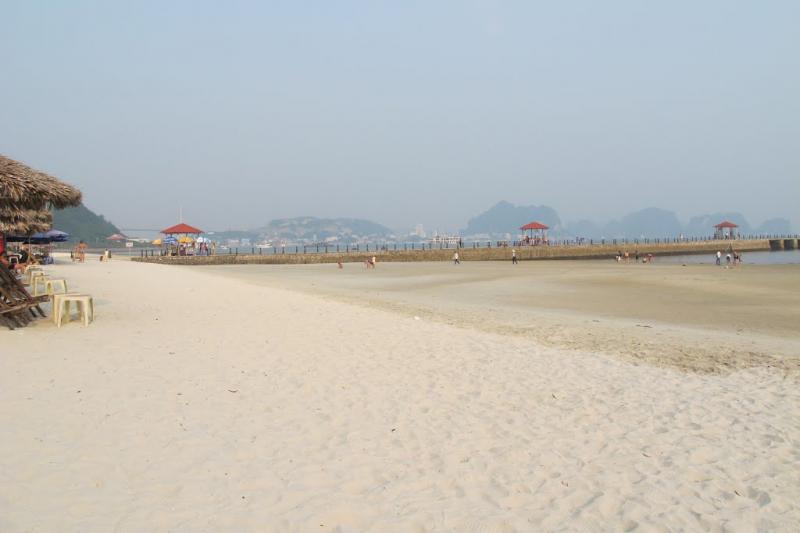 Bãi biển Bãi Cháy (Quảng Ninh)