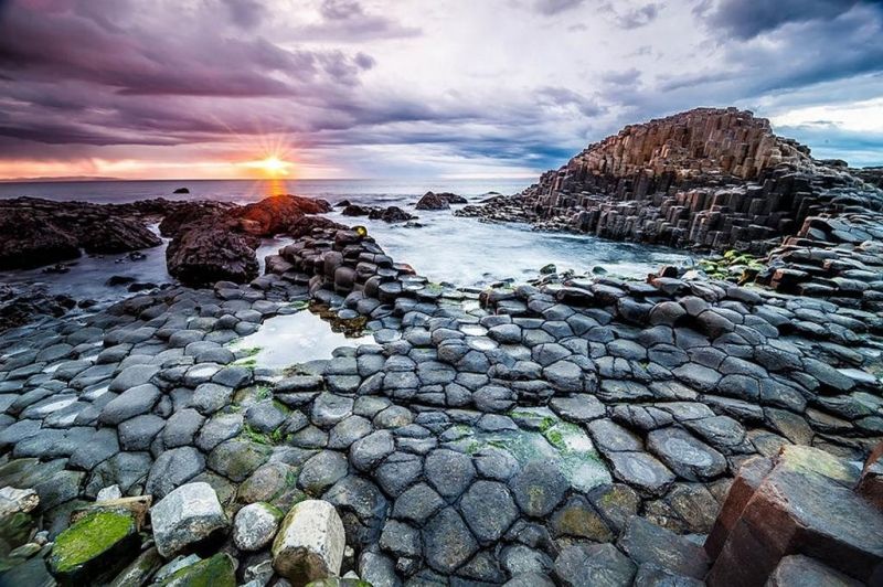 Bãi biển Giant's Causeway, Ireland với những tầng đá basalt trông giống như bước chân của người khổng lồ