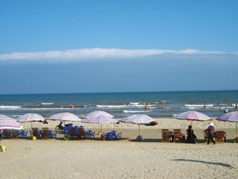 Biển Trà Cổ thu hút rất nhiều khách du lịch mỗi năm