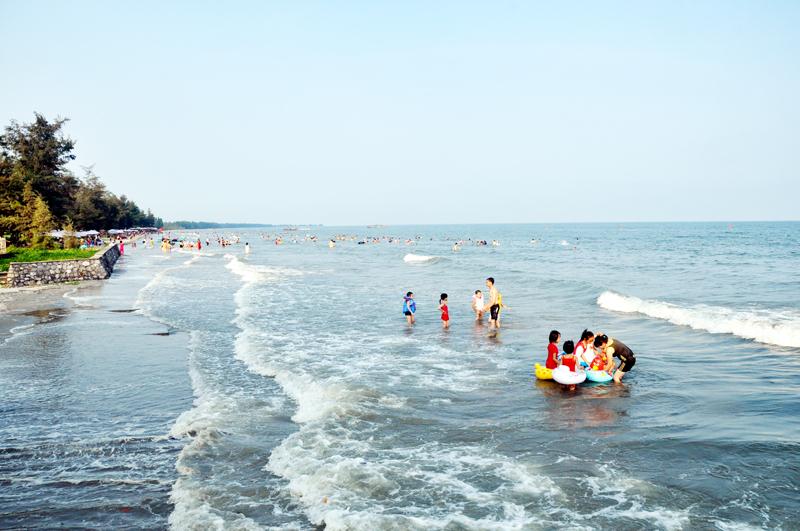 Biển Trà Cổ thu hút rất nhiều khách du lịch mỗi năm