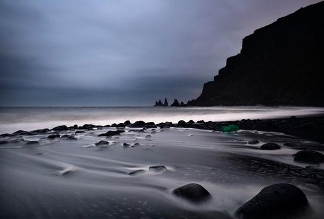 Bãi biển Vik, Iceland với dải cát trải dài toàn màu đen