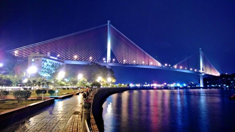Bai Chay Bridge at night