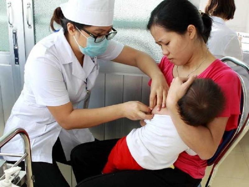 Tiêm phòng bại liệt cho bé