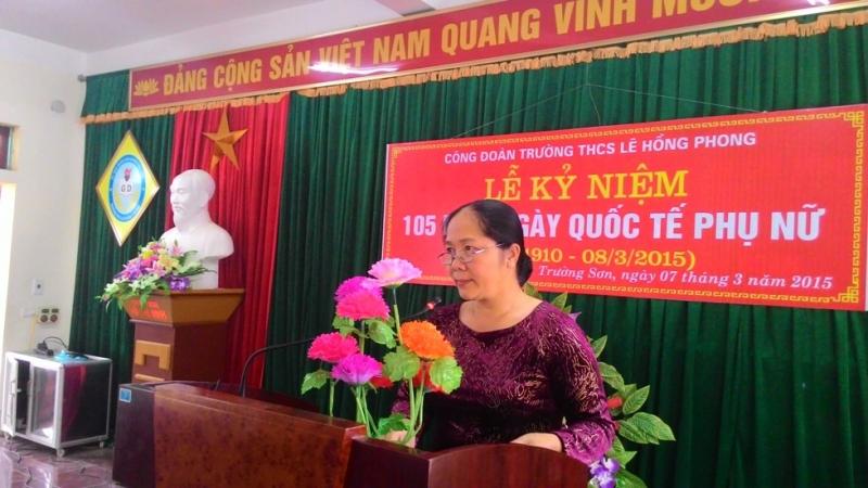 Giáo viên của một trường trung học phát biểu trong buổi lễ kỉ niệm ngày 8/3