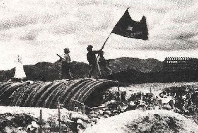 17h30 ngày 7/5/1954, bộ đội Việt Nam vẫy lá cờ Việt Nam trên nóc hầm của chỉ huy lực lượng Pháp - tướng De Castries