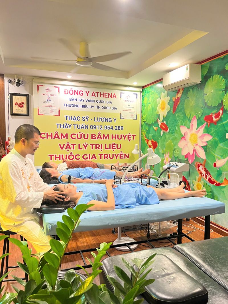 ThS. Lương y Phạm Đức Tuấn đang trị liệu bệnh đau đầu mất ngủ tại Athena Xuân Phương, Hà Nội
