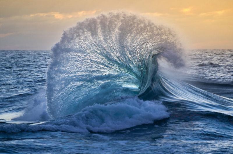 Phân tích hình tượng sóng và em trong bài thơ 