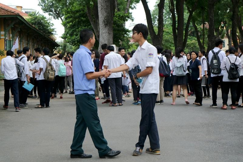 Bác luôn tạo cho chúng em một sự thân mật nhất định để chúng em không được phép đùa quá chớn.