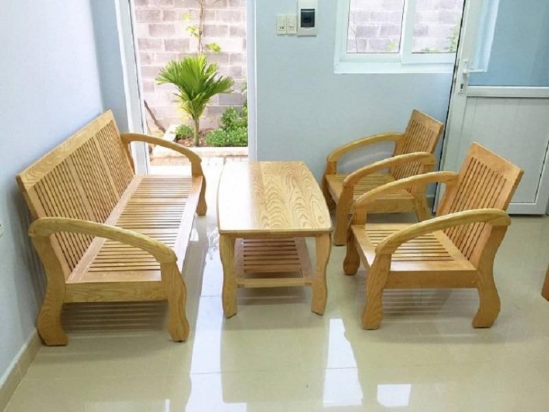 Bộ bàn ghế nhà em được làm bằng gỗ từ cây xoan đào nên có màu sáng, dễ nhìn thấy bụi bẩn, nhưng đổi lại những vân gỗ lại rất rõ nét khiến cho bộ bàn ghế trông đẹp hơn.