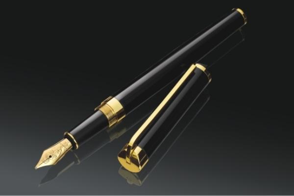 Thân bút là một ống nhựa màu đen, trơn bóng, càng về phía sau càng thon lại như búp măng non.