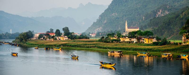 . Sông mang dòng nước ngọt lành làm xanh mát những ruộng lúa, hàng cây và làm cho quê hương thêm giàu đẹp