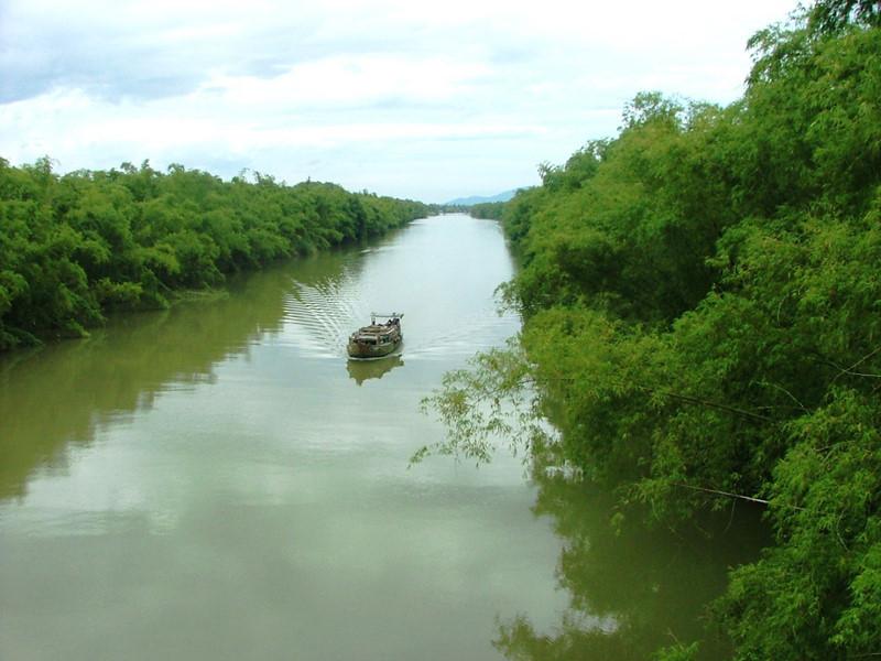 Mặt sông phẳng lặng, thấp thoáng sương trong một vẻ yên tĩnh lạ thường