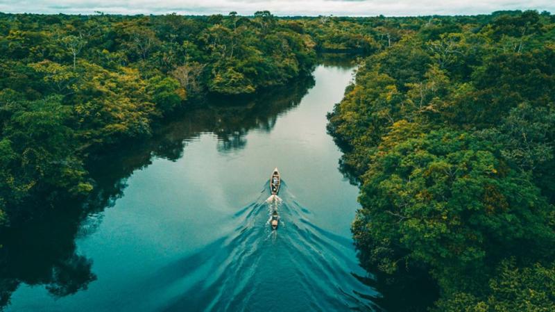 Những cơn gió nhẹ thổi làm dòng sông lăn tăn gợn sóng