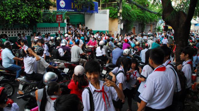 Bài văn tả quang cảnh trường em lúc tan học số 15