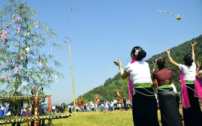 Bài văn thuyết minh về trò chơi tuổi thơ - Ném còn