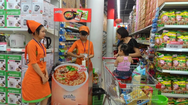 Bán hàng tại các shop quần áo