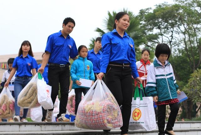 Khuyên góp ủng hộ dân vùng lũ lụt.