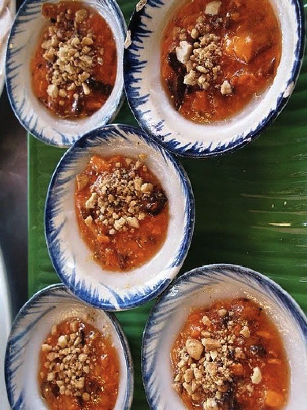 Quán bán các loại bánh truyền thống của Việt Nam, giản dị mà được lòng thực khách như: bánh bèo, bánh bột lọc, bánh nậm,…