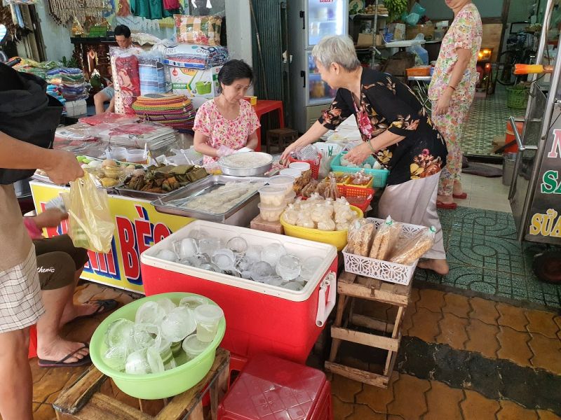 Bánh Bèo Chợ Hàng Bông có hai loại là bánh nhân ngọt và bánh nhân mặn.