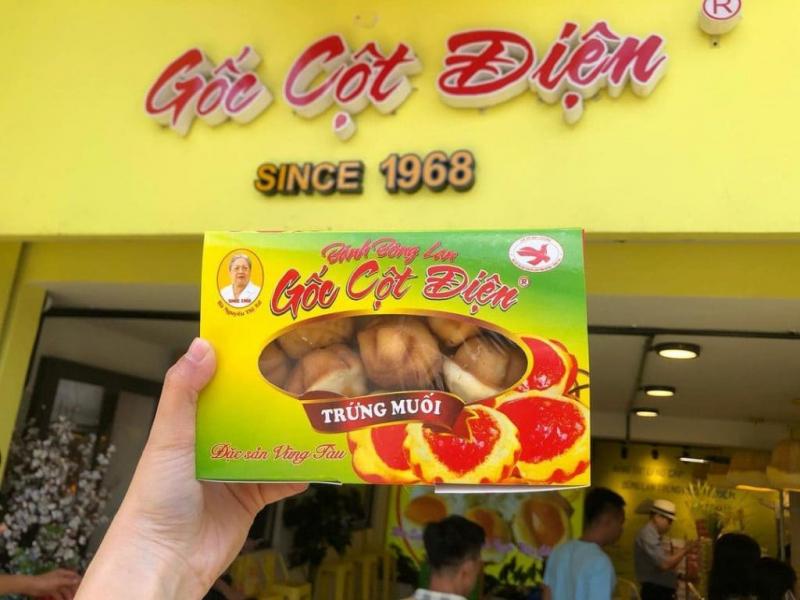 Bánh bông lan trứng muối gốc cột điện