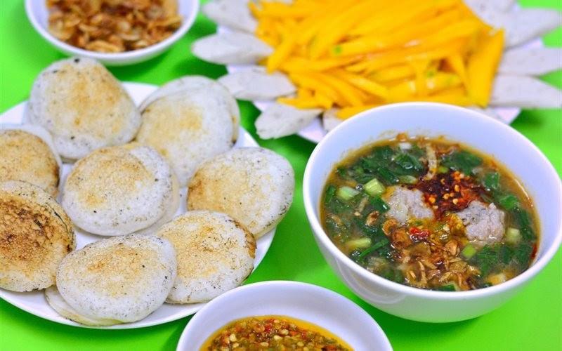 Những đĩa bánh căn đầy mời gọi người ta vào thưởng thức