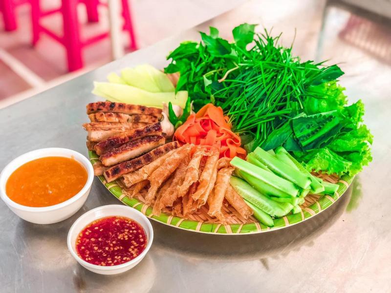 Bánh canh chả cá hẹ & Nem nướng Cô Hương