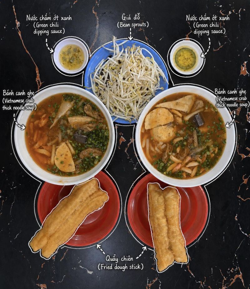 Phần Bánh Canh Cua được phục vụ kèm bánh quẩy chiên, sốt chấm chua ngọt đặc trưng.
