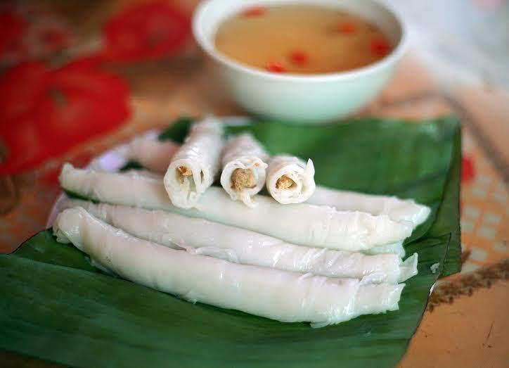 Bánh cuốn Mễ Sở được bọc trong lá chuối thoảng mùi lá, thơm mùi gạo