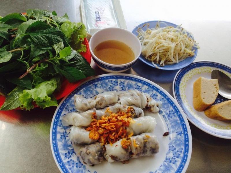 Bánh cuốn nóng, gà tần 83