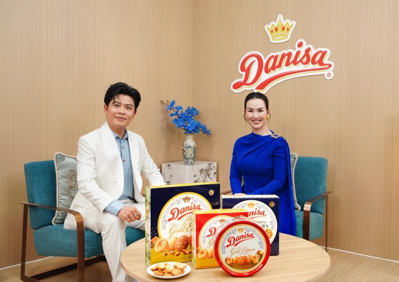 Ca sĩ Võ Hạ Trâm cùng nhạc sĩ Nguyễn Văn Chung check-in cùng hộp Danisa quốc dân