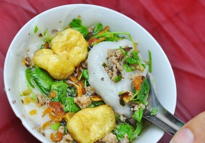 Bánh đúc nóng phố Lê Ngọc Hân