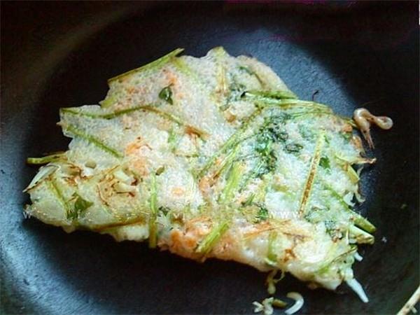 Đây là món ăn chỉ có ở TP Thanh Hóa, với nhân bánh là tép rang và rau bắp cải thái sợi, rau cần cắt khúc.