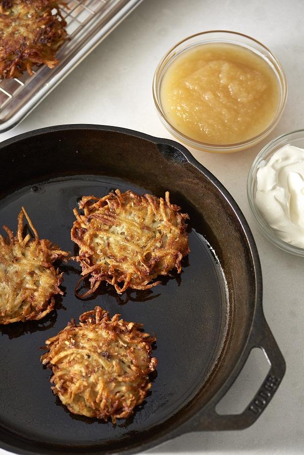 Bánh Latkes hiện nay có rất nhiều biến thể khác nhau, tuy nhiên phổ biến nhất vẫn là sử dụng khoai tây