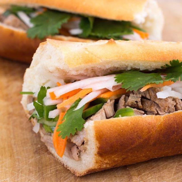 Bánh mì chợ 200 rất ngon, một ổ rất nhiều thịt, giá chỉ 12.000 đồng